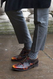 伦敦时装周细节街拍 皮鞋 方包打造初春潮流范儿